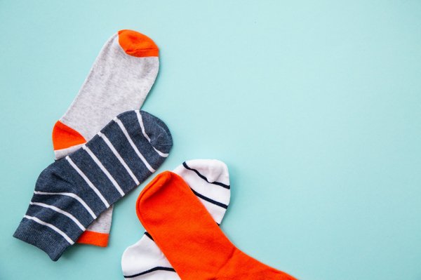 Osez la chaussette dépareillée pour un style engagé et unique